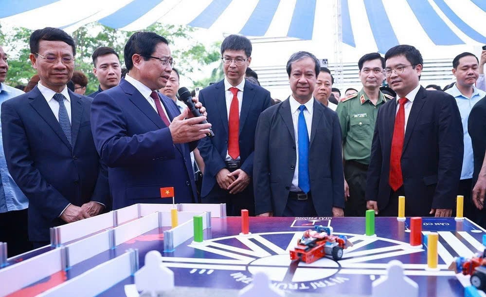 Thủ tướng Chính phủ Phạm Minh Chính phát biểu trước bàn trải nghiệm Leanbot - Robot học tập do Vì Người Việt phân phối độc quyền