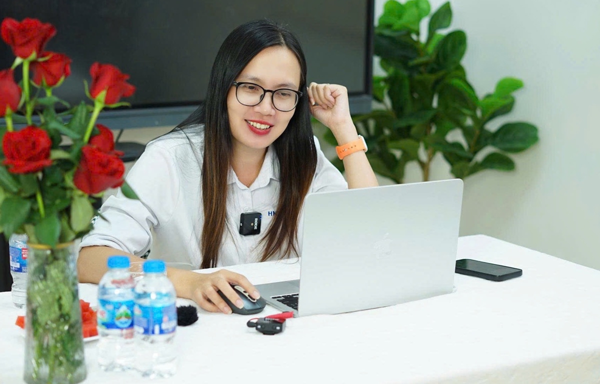 TS. Kiều Phương Thùy chủ trì chương trình. Ảnh: Giáo dục 123